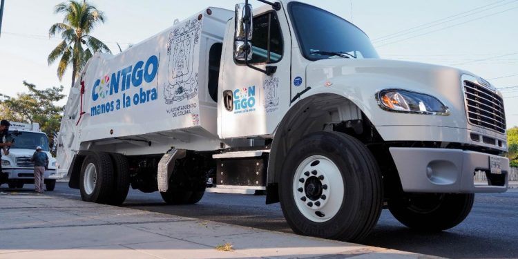 Margarita Moreno entrega 5 camiones recolectores de basura