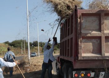 Limpian camellones de Tercer Anillo y Av. Griselda Álvarez