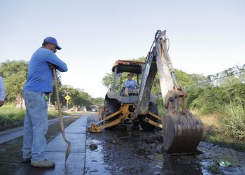Atiende ayuntamiento de Colima brote de agua en Ignacio Sandoval