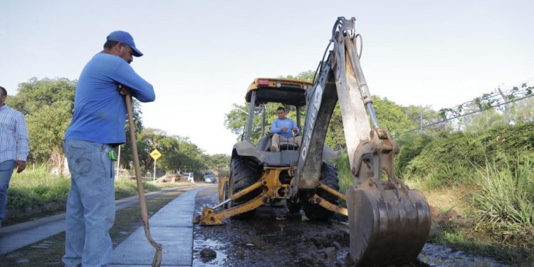 Atiende ayuntamiento de Colima brote de agua en Ignacio Sandoval