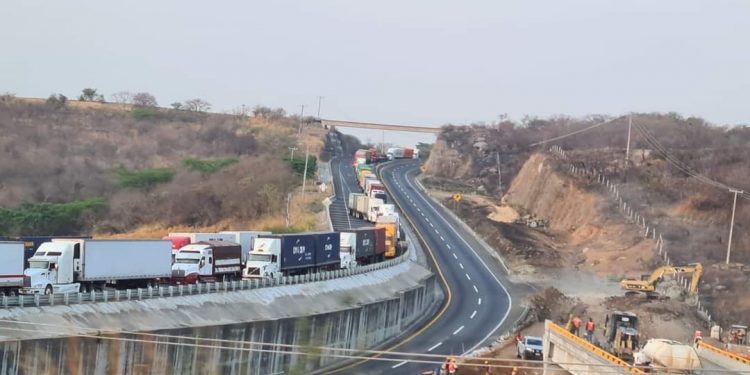 Nuevo colapso de autopista Guzmán a Colima