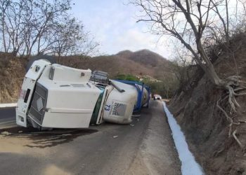 Camión tipo cisterna se accidenta en parte alta de El Colomo