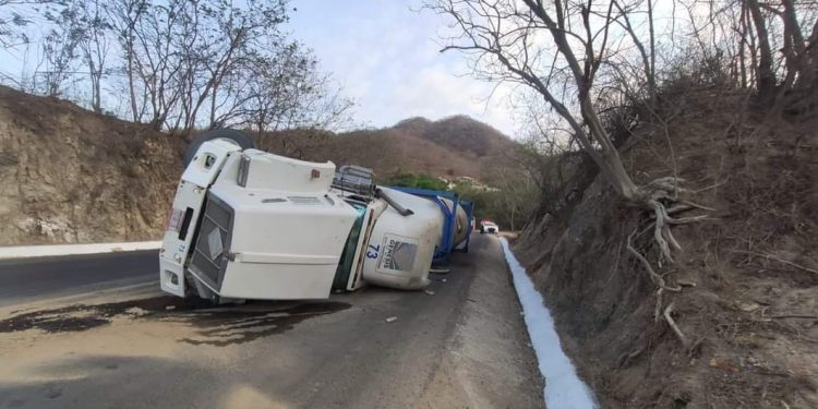 Camión tipo cisterna se accidenta en parte alta de El Colomo