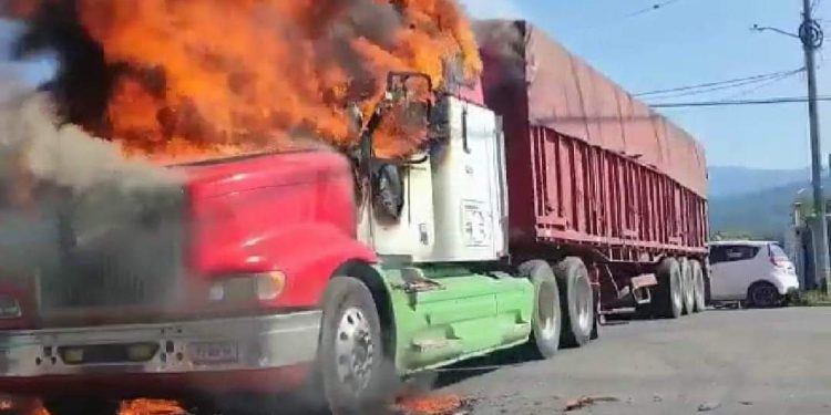 Arde Uruapan con bloqueos 🔴