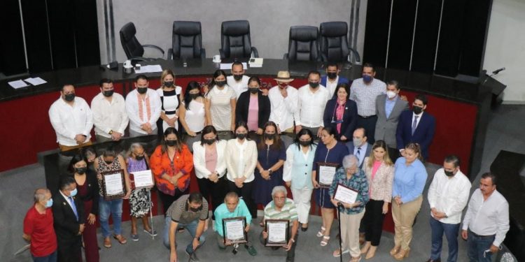 Congreso entrega en Sesión Solemne los premios a los Adultos Mayores, edición 2022