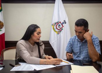 INDIRA INSTRUYE A DIRECTOR DEL INCODE SOLVENTAR TEMA DE APOYO A LAS Y LOS ENTRENADORES COLIMENSES ESTE MES