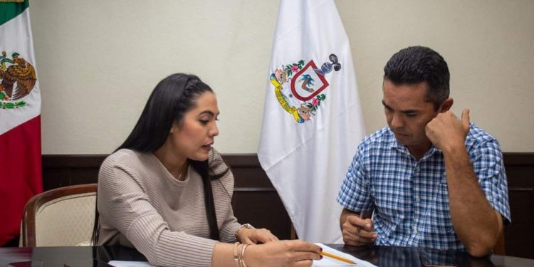 INDIRA INSTRUYE A DIRECTOR DEL INCODE SOLVENTAR TEMA DE APOYO A LAS Y LOS ENTRENADORES COLIMENSES ESTE MES