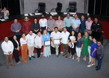 LX Legislatura entrega Premio Estatal “Vázquez Lara Centeno” a la A.C. Caminemos Juntos con Amor, Luz y Esperanza y a Edgar Ismael Barajas Barajas