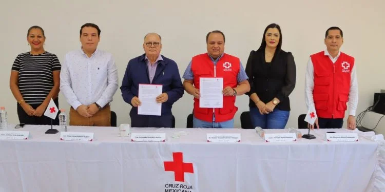 Movilidad Colima y Cruz Roja firman convenio para capacitar a choferes de transporte público