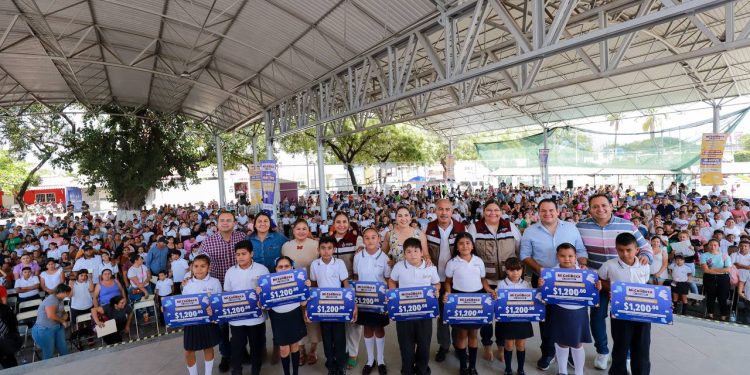 Este lunes, 4, 131 estudiantes tecomenses reciben ‘Mi ColiBeca para Empezar’ de manos de la gobernadora