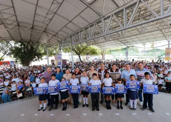 Este lunes, 4, 131 estudiantes tecomenses reciben ‘Mi ColiBeca para Empezar’ de manos de la gobernadora