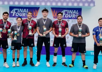 Jugadores campeones de Cocoteros reciben premios individuales, tras la final de la LMV