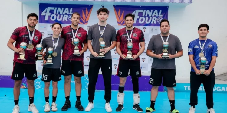Jugadores campeones de Cocoteros reciben premios individuales, tras la final de la LMV