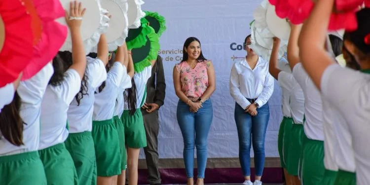 Indira entrega reconocimientos y material a quienes ganaron el concurso del desfile del 20 de Noviembre