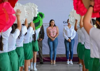 Indira entrega reconocimientos y material a quienes ganaron el concurso del desfile del 20 de Noviembre