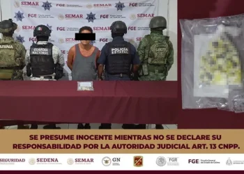 Agentes de la Policía Estatal detienen a una persona en Colima y le aseguran varias dosis de droga