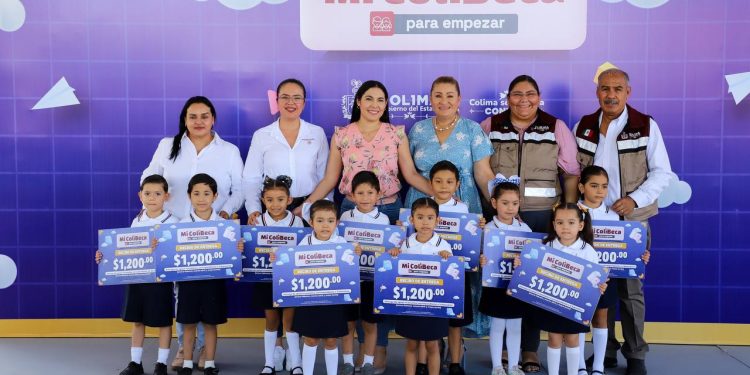 Este jueves, casi 2,200 estudiantes de kínder y primarias públicas de Coquimatlán y VdeÁ reciben ‘Mi ColiBeca para Empezar’
