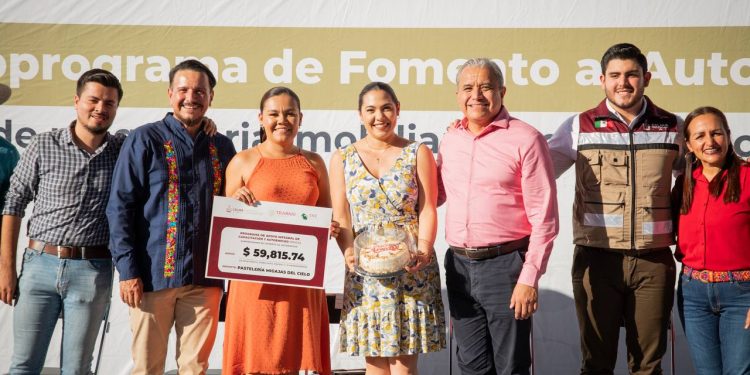 Gobernadora entrega equipo, maquinaria y herramienta de Fomento al Autoempleo a 73 personas, por casi 2 mdp