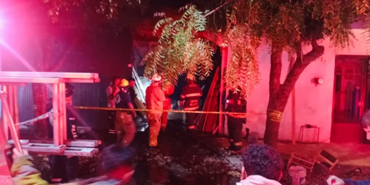 Fue controlado fuerte incendio en una carpintería en Villa de Álvarez