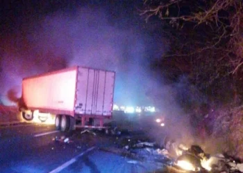 Autopista Colima-Manzanillo está bloqueada tras incendio de tractocamión; se recomienda tomar vías alternas