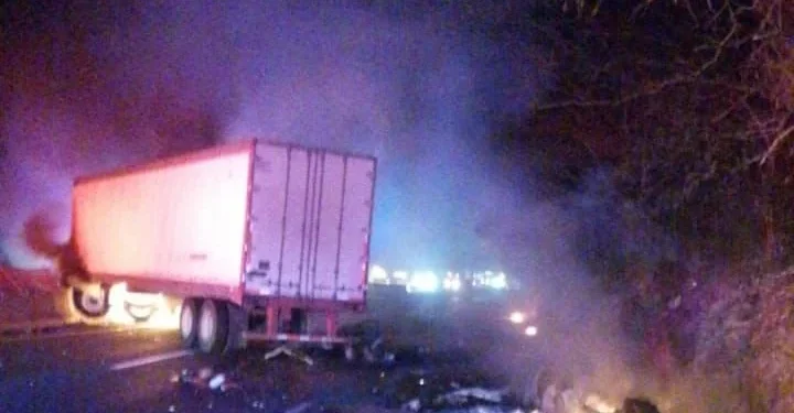 Autopista Colima-Manzanillo está bloqueada tras incendio de tractocamión; se recomienda tomar vías alternas