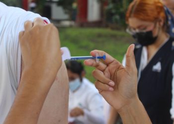Continúa vacunación contra Covid-19 e influenza en el estado de Colima