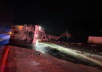 Autopista Colima-Manzanillo está bloqueada tras volcadura de tractocamión