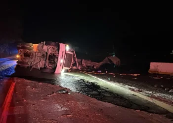 Autopista Colima-Manzanillo está bloqueada tras volcadura de tractocamión