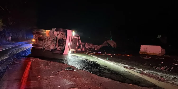 Autopista Colima-Manzanillo está bloqueada tras volcadura de tractocamión