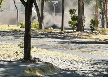 El Ayuntamiento de Colima informa que se encuentra bajo control el reporte de un incendio proveniente de una alcantarilla sobre la avenida Constitución, en la zona norte de la ciudad.