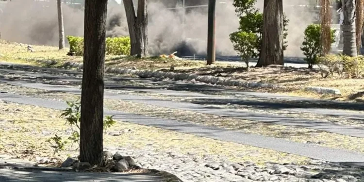 El Ayuntamiento de Colima informa que se encuentra bajo control el reporte de un incendio proveniente de una alcantarilla sobre la avenida Constitución, en la zona norte de la ciudad.