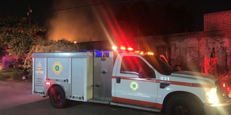 UEPC sofoca incendio de dos viviendas en colonia de Colima; no reportan personas lesionadas