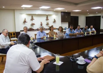 Gobierno de Colima atiende a representantes de transporte público; llegan a acuerdos