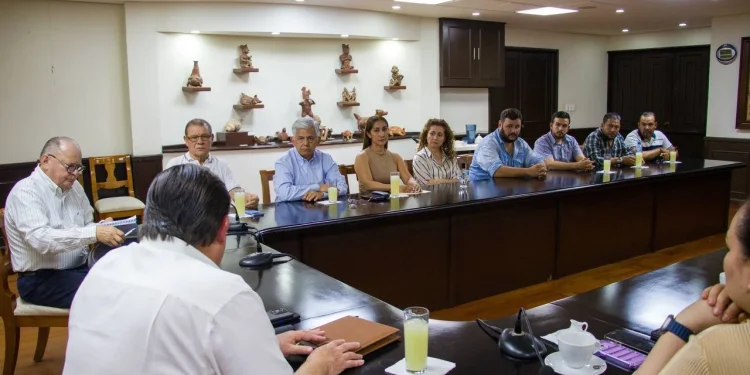 Gobierno de Colima atiende a representantes de transporte público; llegan a acuerdos
