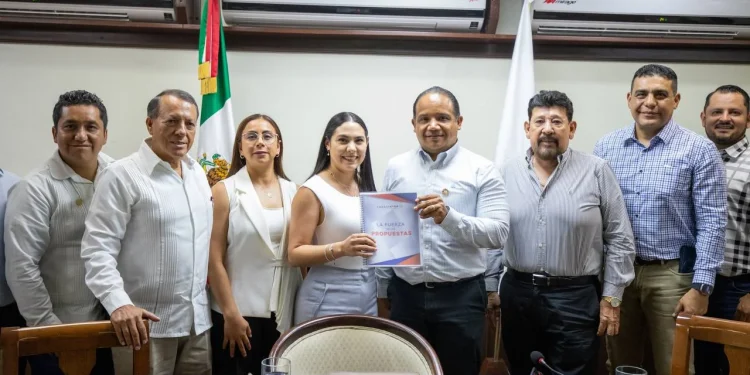 Gobernadora recibe a nueva directiva de Canacintra Colima; invitan a su administración al Foro del Agua