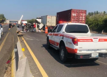Carambola en el km 75 de la autopista Colima-Manzanillo; cuidado al manejar, hay tráfico lento