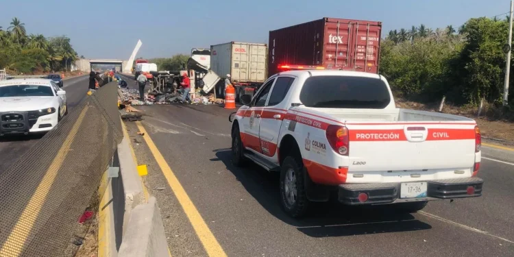 Carambola en el km 75 de la autopista Colima-Manzanillo; cuidado al manejar, hay tráfico lento