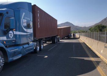 Desprendimiento de contenedor provoca tránsito lento en la autopista Manzanillo-Colima; maneje con precaución