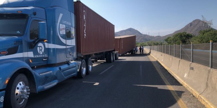 Desprendimiento de contenedor provoca tránsito lento en la autopista Manzanillo-Colima; maneje con precaución