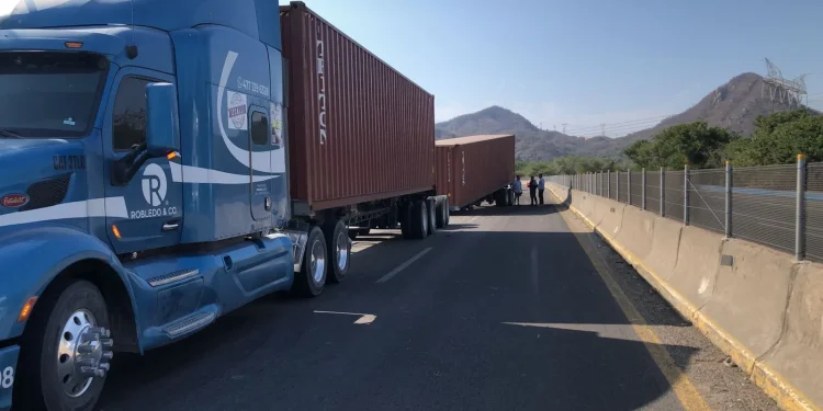 Desprendimiento de contenedor provoca tránsito lento en la autopista Manzanillo-Colima; maneje con precaución