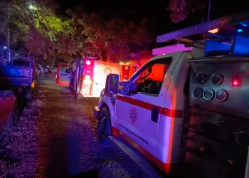 Bomberos y UEPC sofocan el fuego en dos vehículos; no se reportan personas lesionadas