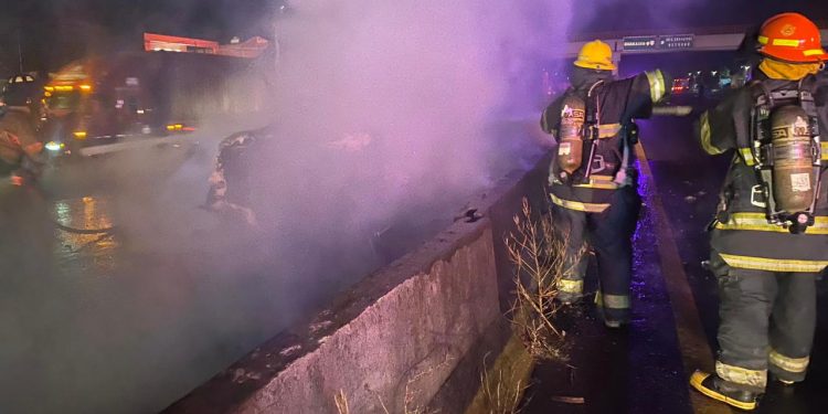 Choque de vehículos en el Libramiento provoca incendio; Bomberos y UEPC sofocaron el fuego