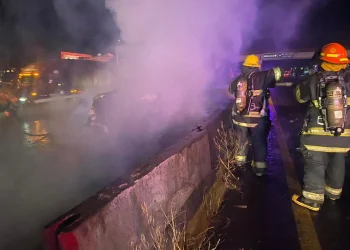 Choque de vehículos en el Libramiento provoca incendio; Bomberos y UEPC sofocaron el fuego