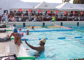 Menores de la escuela de natación realizan evaluación en la alberca de la Unidad ‘Morelos’