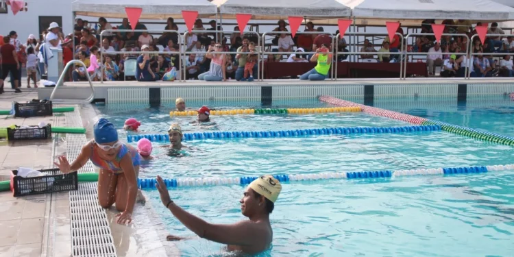 Menores de la escuela de natación realizan evaluación en la alberca de la Unidad ‘Morelos’