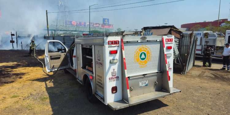 UEPC controla incendio sobre el Tercer Anillo Periférico de Colima