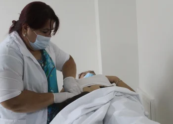 Es vital identificar primeros síntomas del cáncer de ovario, previene Salud