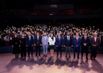 Gobernadora atestigua entrega de reconocimientos y preseas a personal de la UdeC