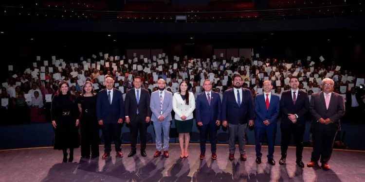 Gobernadora atestigua entrega de reconocimientos y preseas a personal de la UdeC