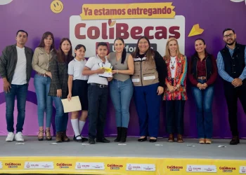 Gobierno de Colima inició la entrega de 3,317 ColiBecas-Uniformes en Comala